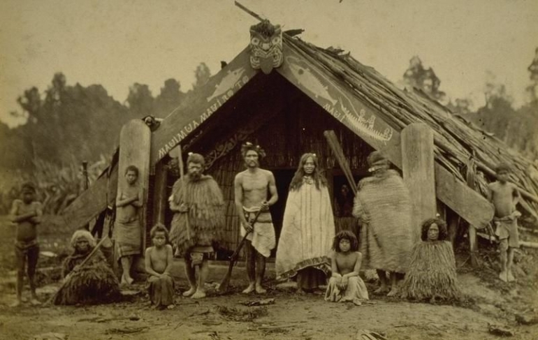 Keluarga Maori dekat Masterton sekitar Tahun 1871-1873 (Foto: James Bragge)