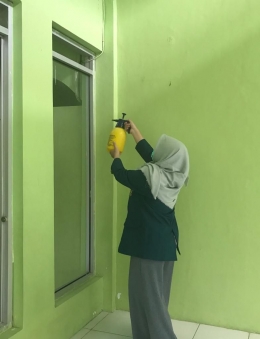 Penyemprotan disinfektan di Masjid Al-Amin Perumahan Bumi Saraswati/dokpri