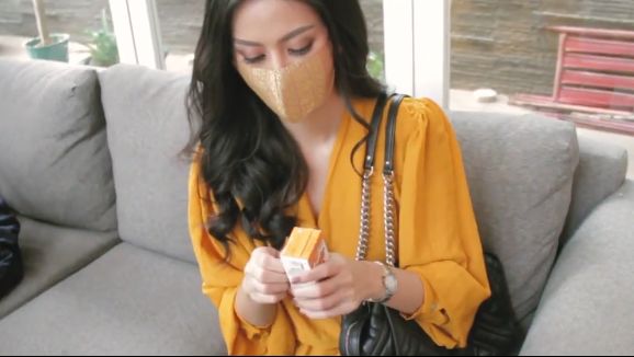 Puteri Indonesia 2020 mempromosikan minum jamu dengan melakukan protokol kesehatan yang ketat. - Sumber: YT Mustika Ratu/ SC pribadi