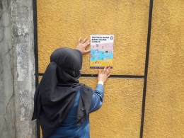 Penempelan poster "Protokol Masuk Rumah Selama Pandemi Covid-19"  di beberapa spot strategis.