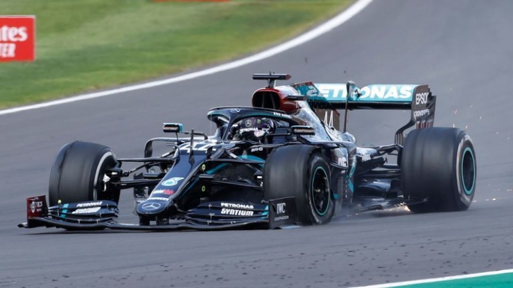 Lewis Hamilton finish dengan Ban rusak (sumber: tyreflex.com)