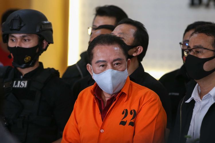 Terpidana kasus korupsi pengalihan hak tagih (cessie) Bank Bali Djoko Tjandra tiba di Bareskrim Mabes Polri, Jakarta, Kamis (30/7/2020). Djoko Tjandra ditangkap di Malaysia.(KOMPAS.COM/KRISTIANTO PURNOMO)
