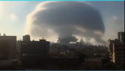 Ledakan Beirut Memicu Awan Jamur | Sumber: Twitter @therednib