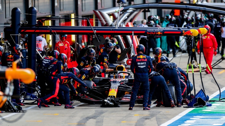 Max Verstappen masuk Pit menjelang Finish. (sumber: formula1.com)