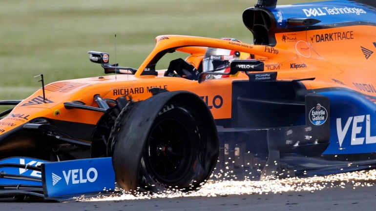 Carlos Sainz Jr. dengan McLaren MCL35 mengalami Ban rusak. (sumber: formula1.com)