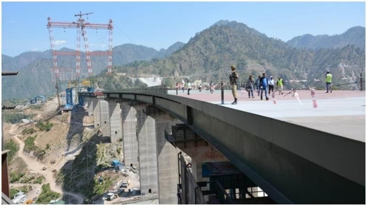 Jembatan kereta api tertinggi di dunia sedang dibangun oleh Kementerian Keretapian India di atas Sungai Cheenab di wilayah Jammu dan Kashmir, India. | Sumber: Twitter @RailMinIndia