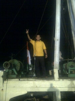 Memeriksa Microphone yg akan dipakai Pak Jokowi dan Pak JK dlm pidato di atas kapal Phinisi. Terpengaruh film2 spionase: kali disetrum. #DokPri