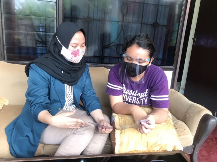 Pelaksanaan kegiatan edukasi “Survival Tips Melalui Pengelolaan Keuangan Secara Bijak” disertai dengan pembagian leaflet kepada warga sekitar secara door to door.