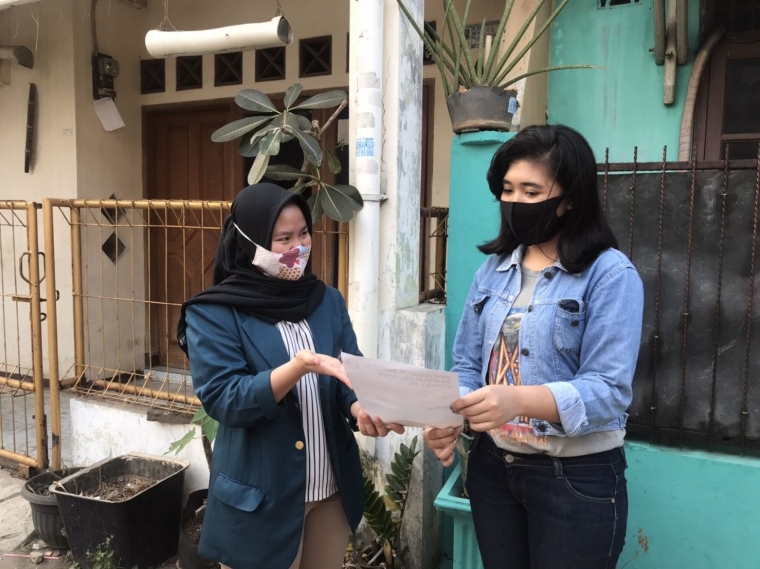 Kegiatan sosialisasi "Protokol Masuk Rumah Selama Pandemi Covid-19" disertai dengan pembagian poster kepada warga sekitar secara door to door