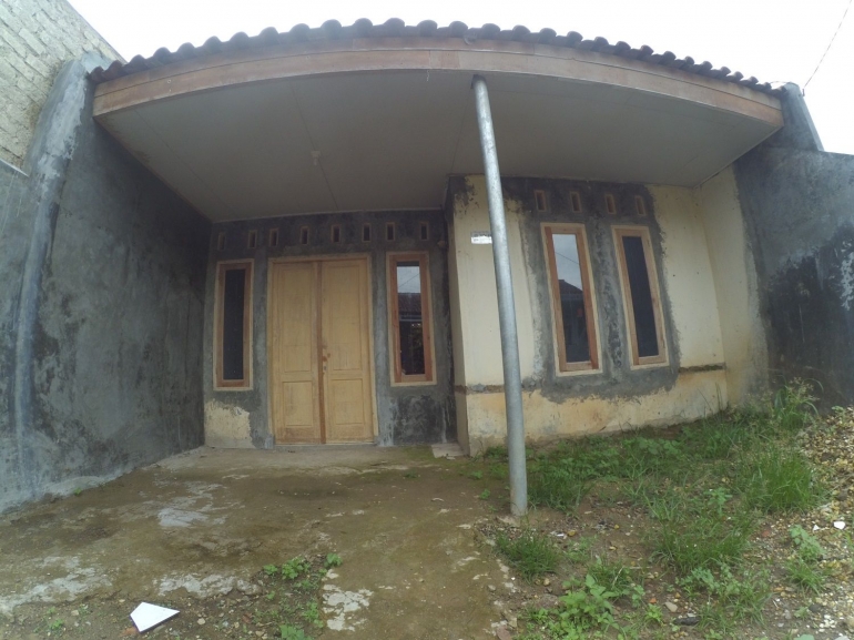 Rumah saya yang di Ciampea, Bogor, sedang direnovasi. | Dokumentasi Pribadi