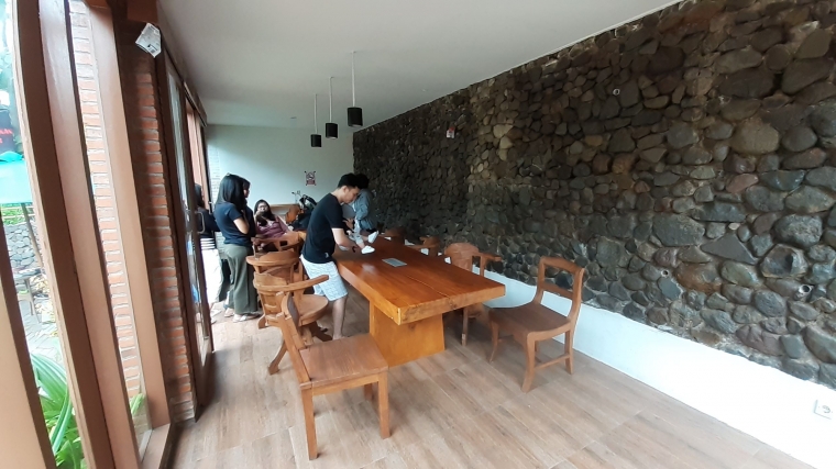 Ini area indoor yang aku dan keluarga duduki, hanya ada 1 meja panjang | dokpri