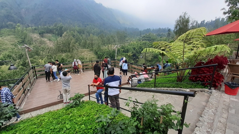 Di depan area outdoor di foto sebelum ini, akan ada tangga turun, di sini nih spot foto favorit wisatawan | dokpri