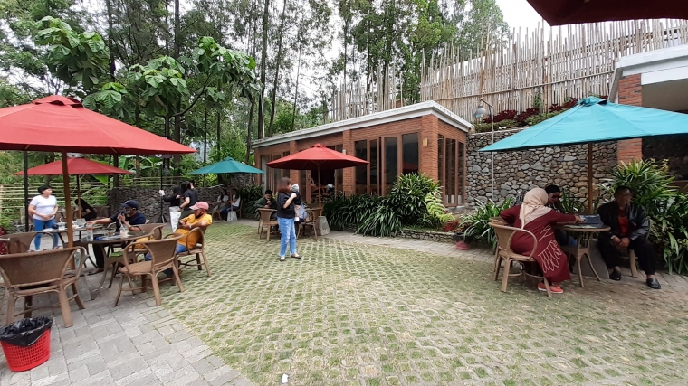 Ini nampak depannya, jadi memang area indoor yang ini tidak besar ya | Dokpri