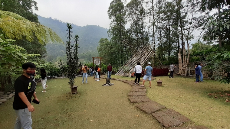 Seperti satu lapangan besar dengan pemandangan pegunungan yang cucok banget buat foto | dokpri