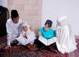 Menjalankan ajaran agama bersama keluarga berdampak baik untuk melatih tanggung jawab dan disiplin (Sumber: www.voa-islam.com)