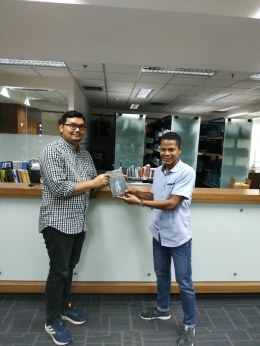 Penyerahan Buku kepada Pustakawan Universitas Pelita Harapan di Surabaya