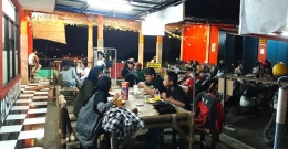 Muda-Mudi  berkumpul dan menikmati suasana di Kedai Yummy Kami di Jalur Alternatif Puncak, Jalan Katulampa-Cibanon.