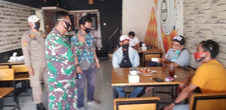 Danramil 11 Biringkanaya Mayor Kav Salahudin Basir saat edukasi kepada masyarakat tentang penggunaan masker/dokpri