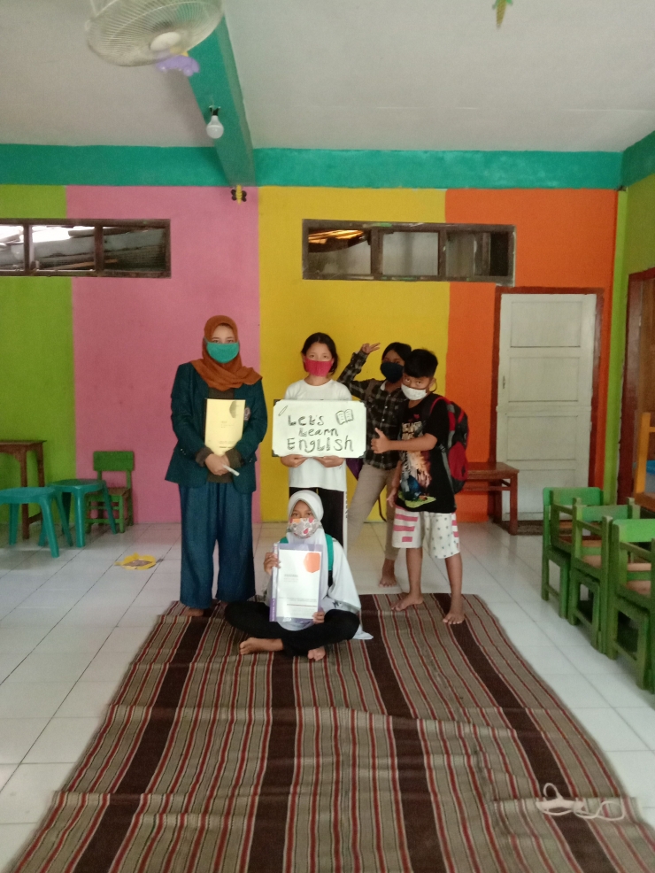 :Mengajar Bahasa Inggris Anak-anak di Perumahan Kaliwungu Indah RT.09 RW.10. Doc.Pribadi
