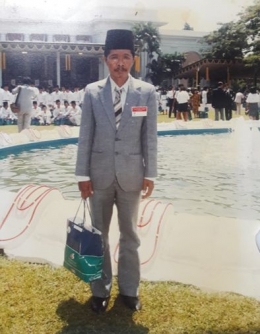 Paseway Punda (alm.) ketika mengikuti acara Juru Penerang Teladan Tingkat Nasional di Istana Negara pada 17 Agustus 1989 (Foto: Dokumen Pribadi)