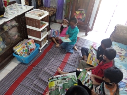 Para pelajar sedang fokus membaca beberapa buku bacaan yang tersedia di perpustakaan mini di Taman Belajar SEMADING.|dokpri