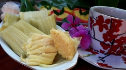 Lepet Jagung nan lezat, teman nikmat secangkir teh. (Foto: Wahyu Sapta).