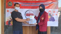 Pemberian masker untuk dibagikan kepada warga. Dokumentasi pribadi