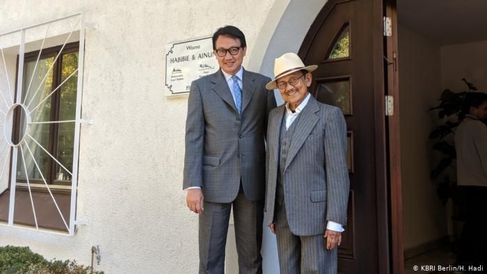Duta Besar untuk Jerman, Dr. Arif Havas Oegroseno, bersama almarhum mantan Presiden RI, BJ Habibie (Foto: KBRI Berlin).