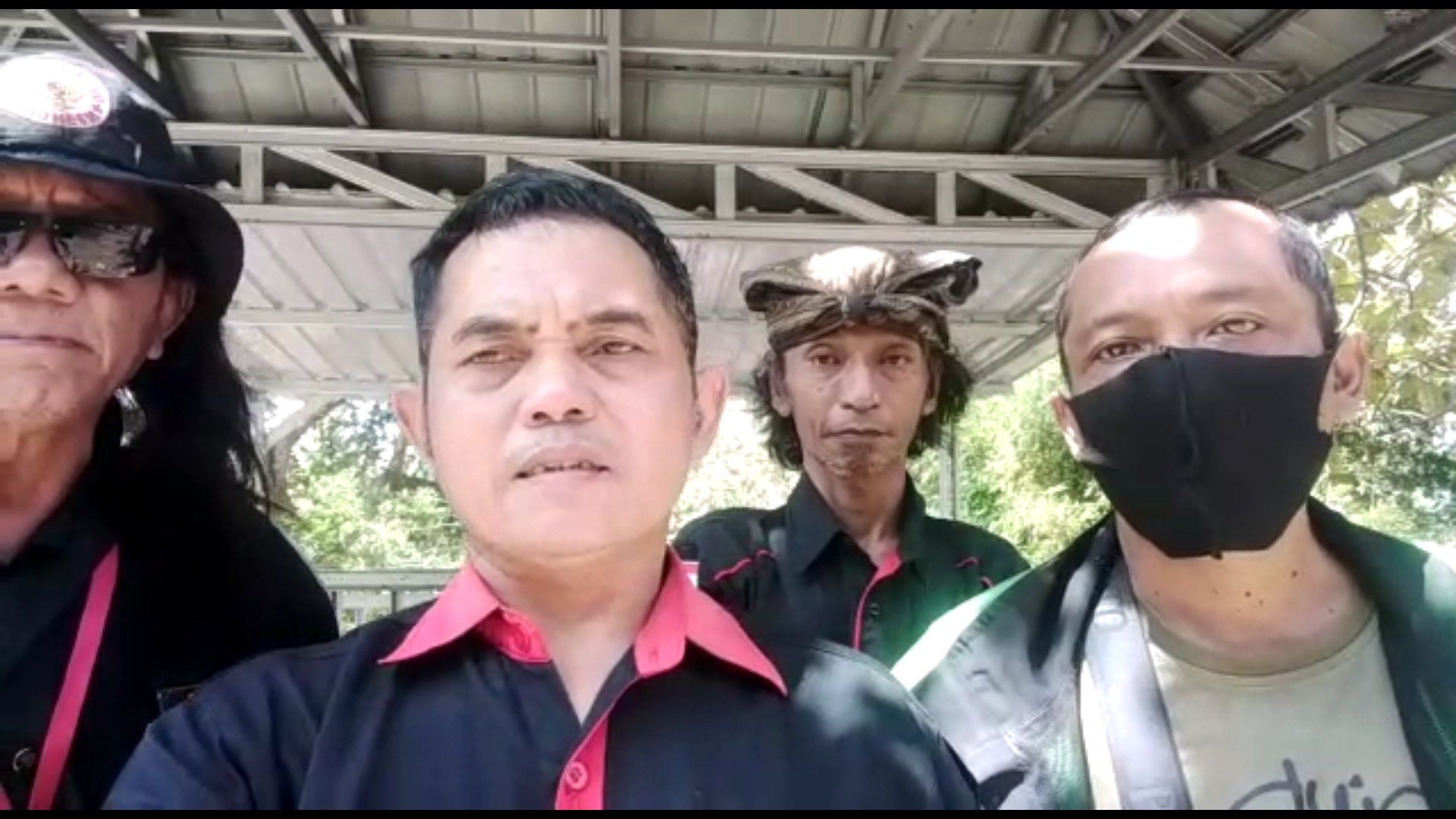 Di depan Makam Mbah Jalak di Hutan Sigar Bencah | dokpri