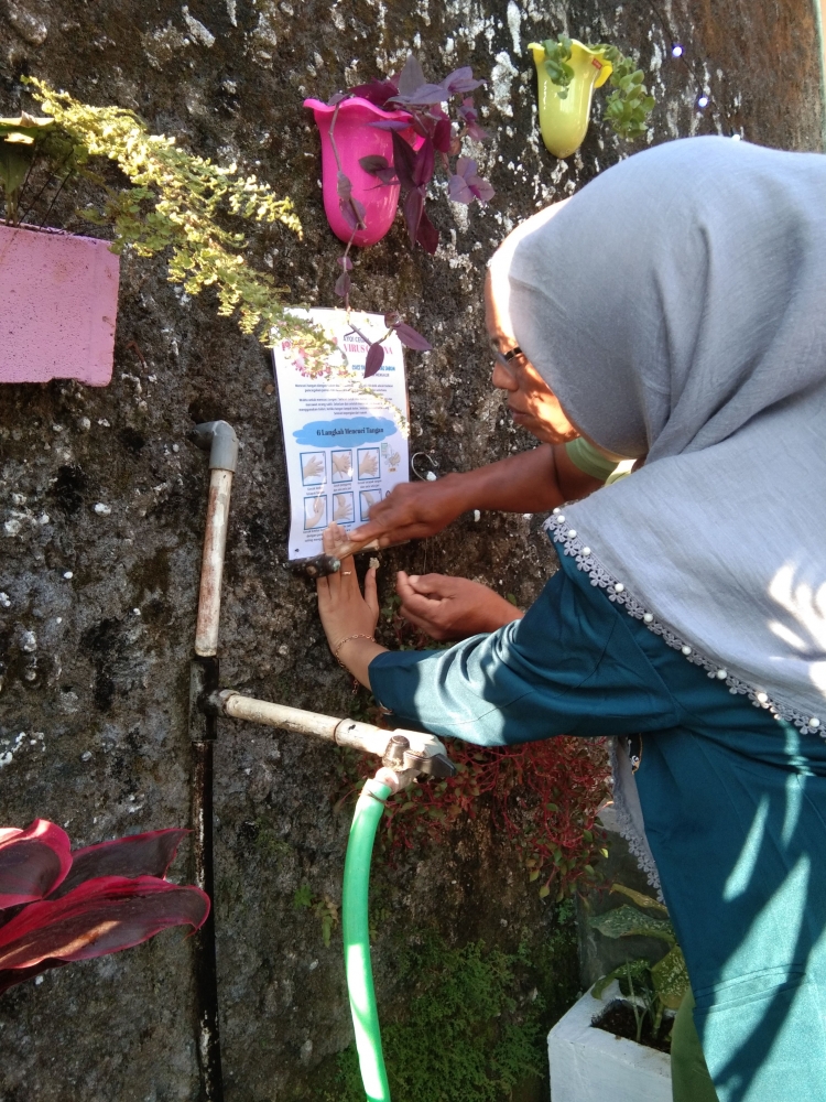 foto-kegiatan-penempelan-poster-cuci-tangan-2-5f2d3c03097f364d256a4902.jpg