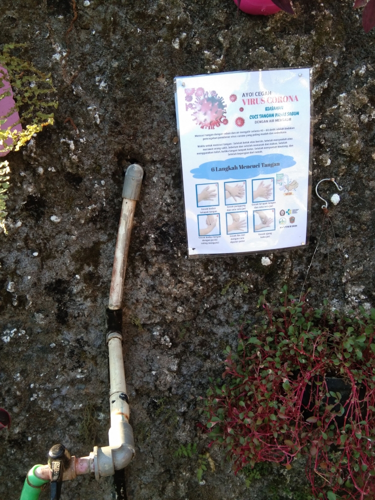 foto-kegiatan-penempelan-poster-cuci-tangan-3-5f2d3a7ad541df34711abd93.jpg