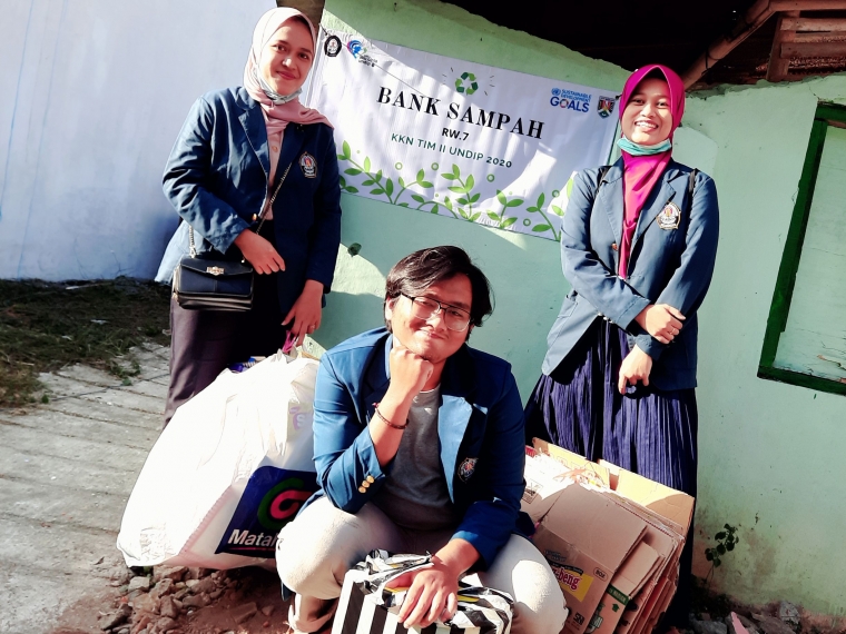 Gambar 2. Pelaksanaan Program Bank Sampah (Dokpri)