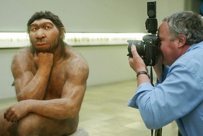 Homo Neanderthal (Manusia Neanderthal) dan Homo Sapiens- kita, manusia modern (Gambar: Bloomberg) -