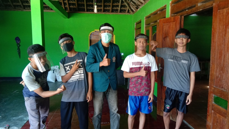 Pemberian Edukasi kepada Pelajar SMA pentingnya penerapan protokol kesehatan dan memberikan keterampilan dalam pembuatan Face Shield. Dok. pribadi.