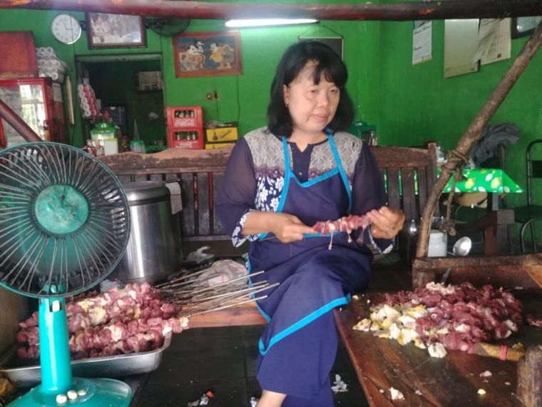 Empuk di Lidah, Rahasia Sate Kambing Tali Roso Ternyata Dibakar Pakai