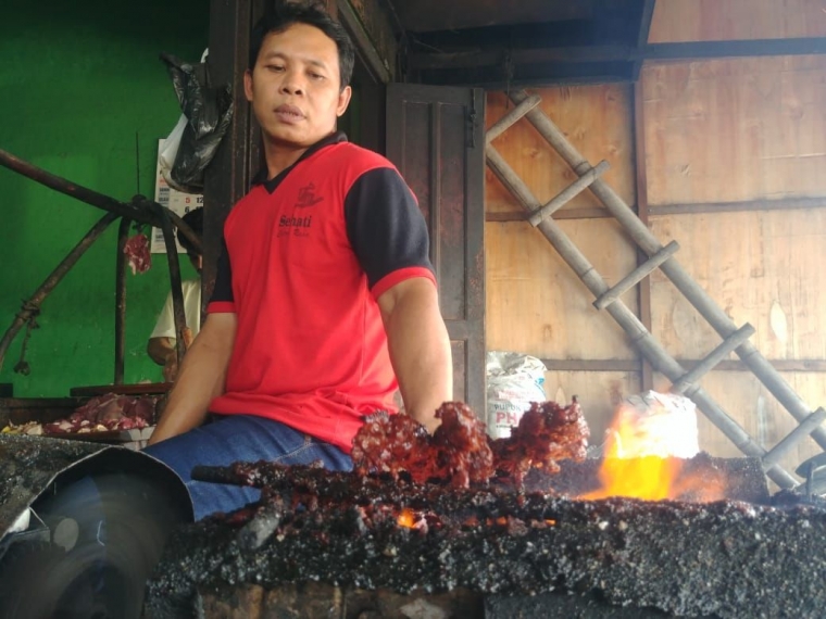 Empuk di Lidah, Rahasia Sate Kambing Tali Roso Ternyata Dibakar Pakai