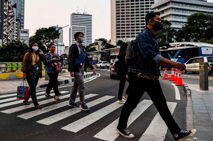 Sejumlah pekerja menggunakan masker berjalan kaki setelah meninggalkan perkantorannya di Jakarta, Rabu (29/7/2020) | Sumber gambar: KOMPAS.com/Garry Lotulung