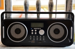 Ilustrasi mendengarkan radio berbahasa Inggris (Sumber : pixabay.com/Agnali)
