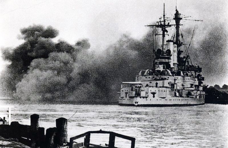 Keterangan gambar: sebuah Kapal Perang Jerman menyerang pertahanan Polandia di hari pertama  Perang Dunia II tahun 1939. Sumber  gambar: wikimedia.org