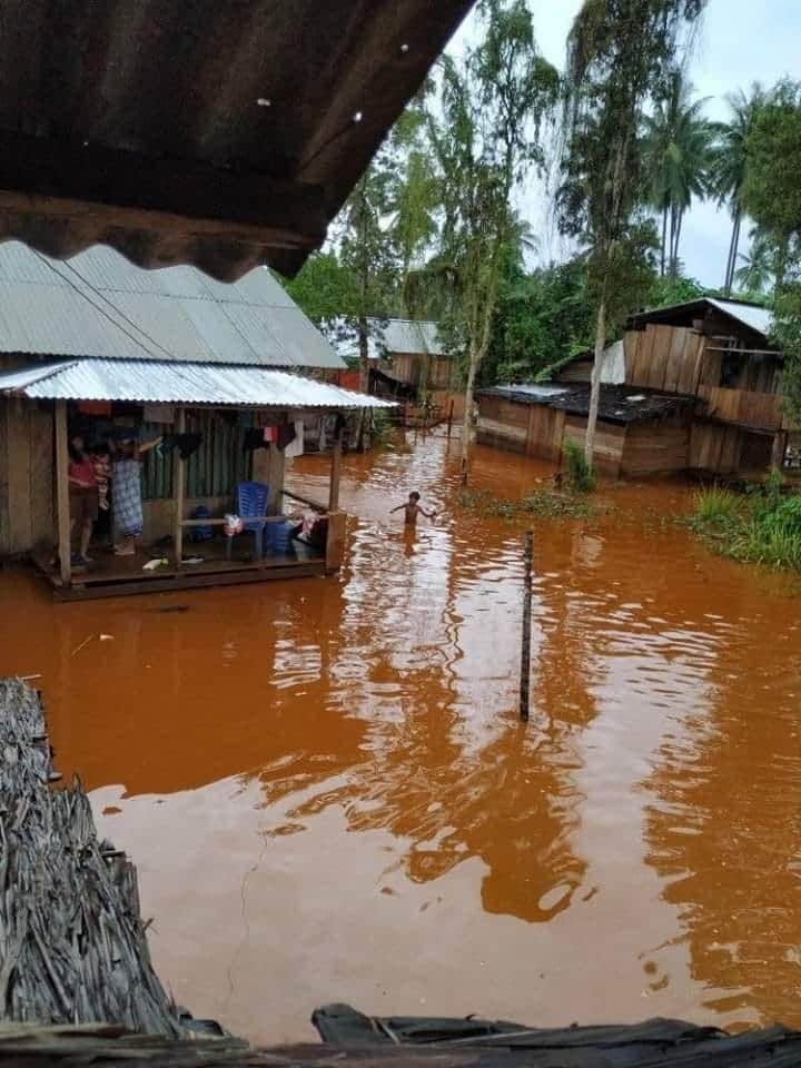 Genangan air menggenangi pemukiman warga, Hasil keruk tanah merah desa kawasi pulau Obi, Kabupaten Halmahera Selatan Rabu 29/07/2020. 
