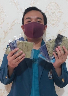 Mahasiswa Fakultas Kedokteran Universitas Diponegoro (Undip) Akira ketika menunjukan hasil produksi Masker, Sabtu (18/7/2020) (dokpri)