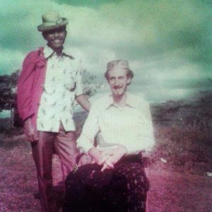 Foto: Bapak (kiri) dan Pater Allan (kanan). Gambar ini di ambil tahun 1975 di halaman gereja St. Nikolaus Pacar, Manggarai Barat (Dok REBA LOMEH)