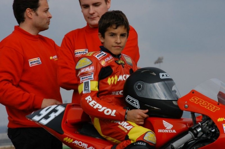 Emilio Alzamora saat mendampingi Marc Marquez dalam kompetisi GP 125cc Spanyol I Foto hondaracingcorporation.com