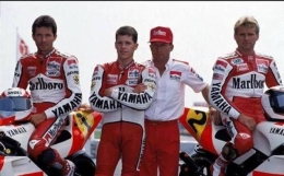 Marlboro Yamaha Team Roberts mengandalkan juara dunia GP 500cc 1989, Eddie Lawson dan Wayne Rainey. Di kelas 250 cc, Team Roberts membawa pulang gelar ke AS melalui John Kocinski I Foto Gazzeta.it