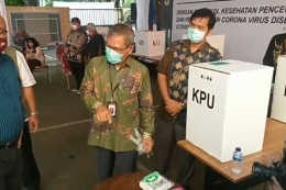 Foto Kompas.com/Fitria Chusna Farisa Foto tangkapan layar Direktur Jenderal Pencegahan dan Pengendalian Penyakit (P2P) Kementerian Kesehatan Achmad Yurianto mengikuti simulasi pemungutan suara Pilkada 2020 di Kantor KPU, Jakarta Pusat, Rabu (22/7/2020)