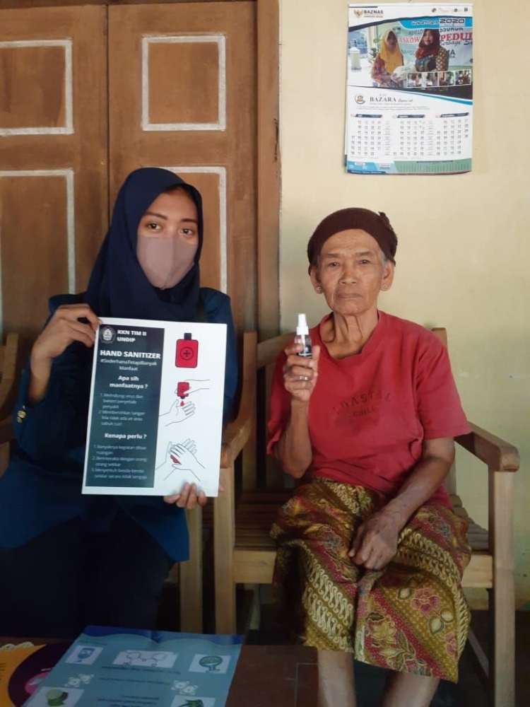 Edukasi Pembuatan Hand Sanitizer Oleh Cholifatul Jannah Dengan Salah Seorang Warga | dokpri