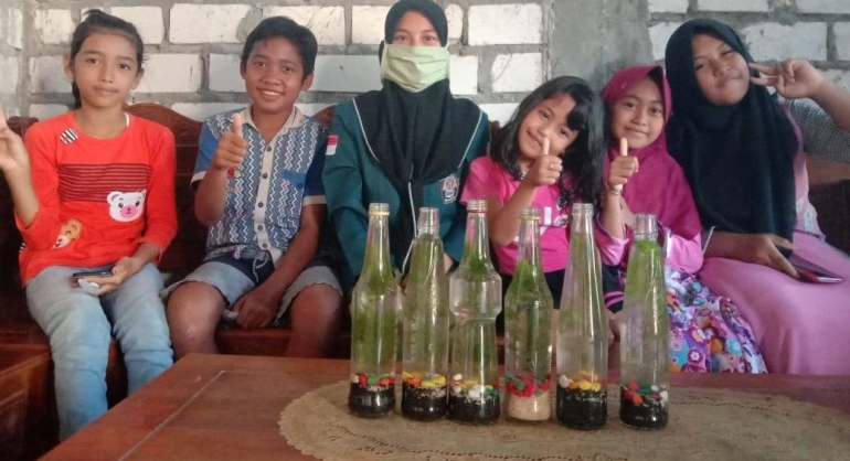 Proses edukasi dan demo pembuatan mini aquascape dari botol bekas (Dokpri)