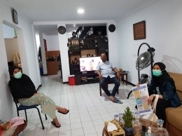 Gambar (22/7) suasana sosialisasi “Kupas Tuntas New Normal” di salah satu rumah warga RW10 Kelurahan Rawamangun (Dokumentasi pribadi)