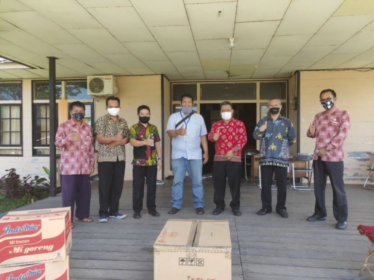 Camat Kahayan Kuala, Bakhzar Efendi bersama dengan Petugas BRI Unit Bahaur. Foto:Dok.BRI 