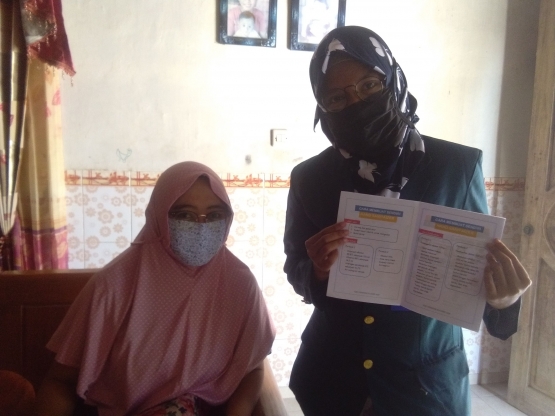 Mahasiswi KKN Undip, Tamara Bella Santika melakukan edukasi kepada warga di Desa Pantiharjo, Kecamatan Kaliori, Kabupaten Rembang, Jawa Tengah